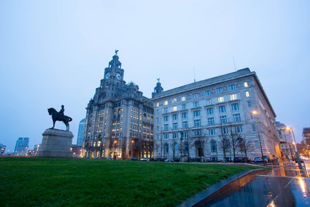 The King Edward VII Monument and the Liver Building, Liverpool, Englandのeditorial素材