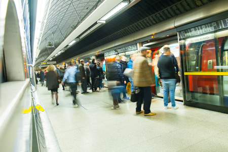 London Train Tube station Blur people movementのeditorial素材