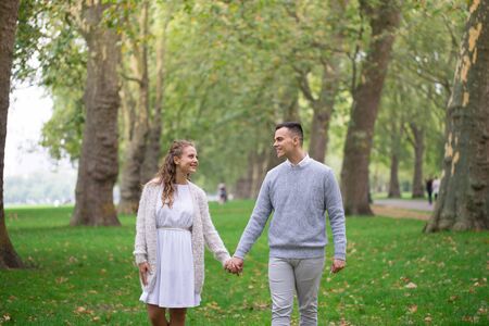 A couple walking in the Hyde Park, Londonの写真素材