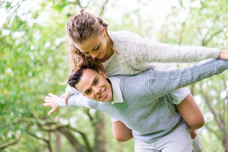 A couple walking in the Hyde Park, Londonの写真素材