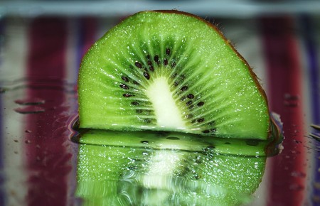 Kiwi reflectionの写真素材