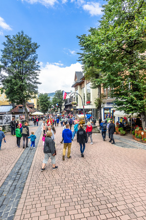 ZAKOPANE, POLAND - AUGUST 17, 2016: Touristic season in Zakopane, city center with shops, street with people, tourist mountain resort, summer in Polandのeditorial素材