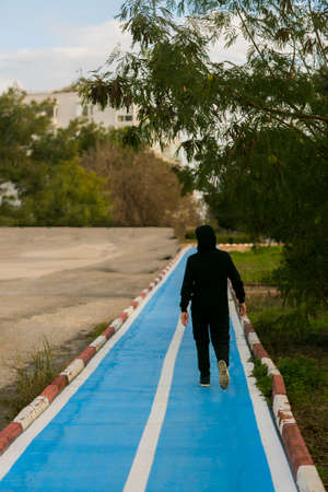 The man who sports on the way to the bicycle