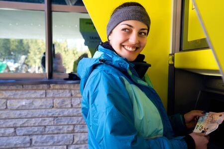 the girl raises money from the ATM - Imageの写真素材