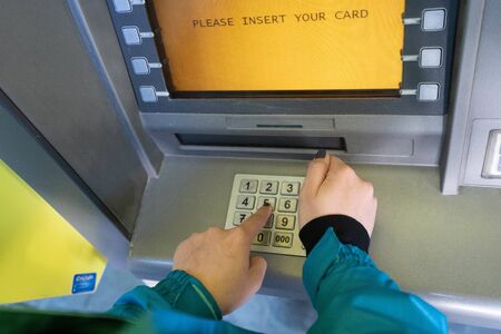 the girl raises money from the ATM - Imageの写真素材