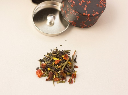 Green tea with berries on the table の写真素材