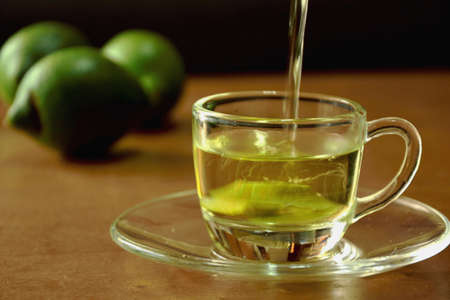 Pour lemon tea into the glassの写真素材