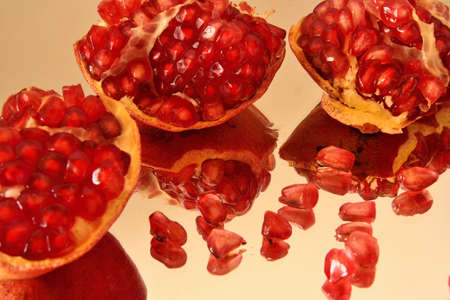 Slices of pomegranate reflections on the surfaceの写真素材