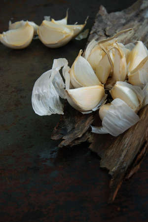 Ripe garlic cloves on rustic background, space for textの写真素材