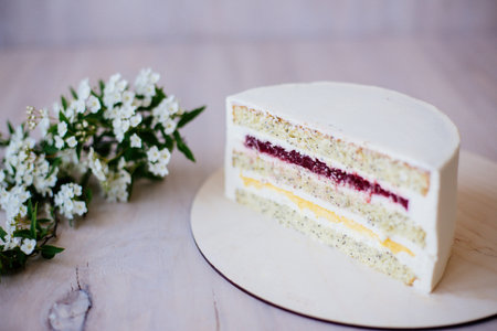 Vanilla cake with floral decoration.