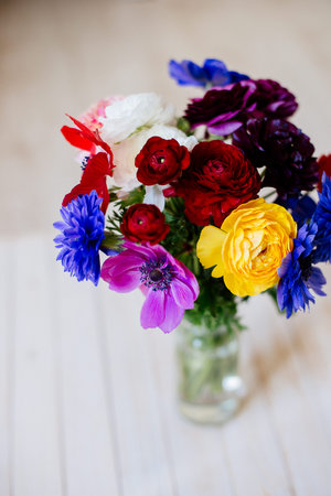 Bouquet of polynuncules and anemones.