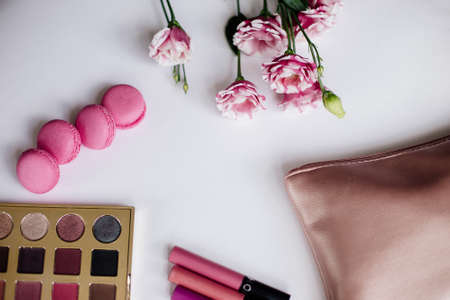 Brush for make-up and cosmetics white table and pink flowers of lisianthus.の写真素材