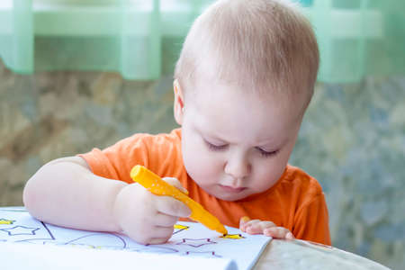 The development of children. Drawing classes at home. We are developing independently in a crisis. The child draws.の写真素材