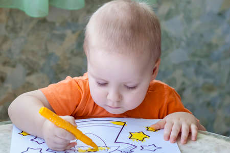 The development of children. Drawing classes at home. We are developing independently in a crisis. The child draws.の写真素材