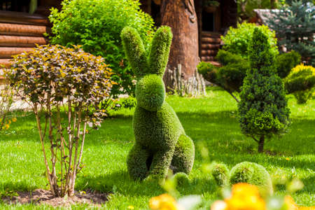 2021-05-07. Russia. Kamensk-Shakhtinsky, Rostov region. Grass sculpture, green sculpture in the form of animals. LOGA Landscape Park territory "のeditorial素材