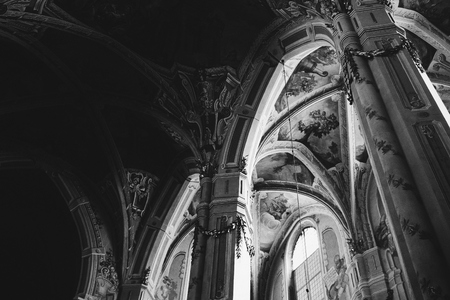 Black and white photograph of cathedral from inside. Beautiful columns and architectural style.のeditorial素材