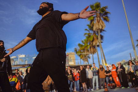 9 March 2024, Los Angeles, USA. Performance by dancers and artists in crowd of tourists on Venice beach, California. Street talent show in public place with a lot of audiences excite and enjoyのeditorial素材