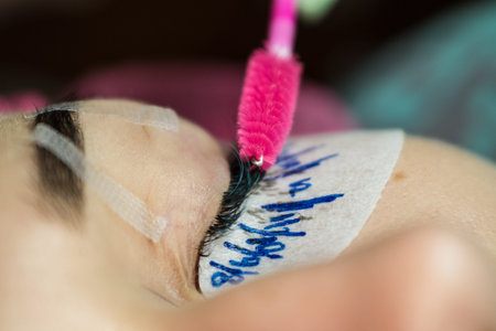 Specialist eyelashes in the beauty salon increases eyelashes client