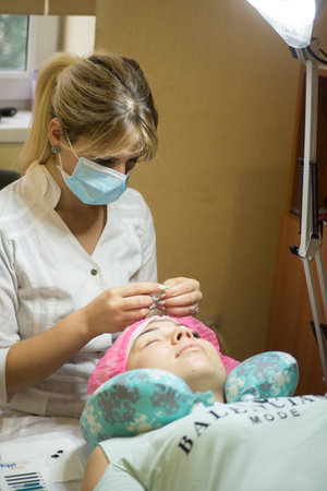 Specialist eyelashes in the beauty salon increases eyelashes client