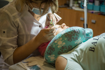 Specialist eyelashes in the beauty salon increases eyelashes client
