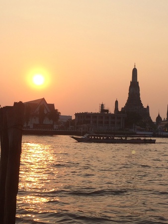 Sunset beside the riverの素材