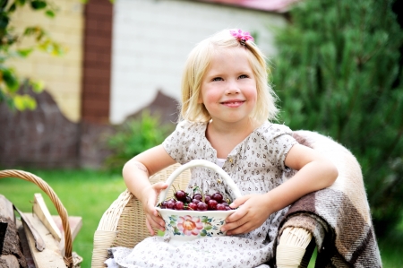 Happy smiling girl having picnic outdoors in parkの写真素材