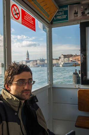Tourist await the arrival of the waterbus at the stop in Veniceのeditorial素材