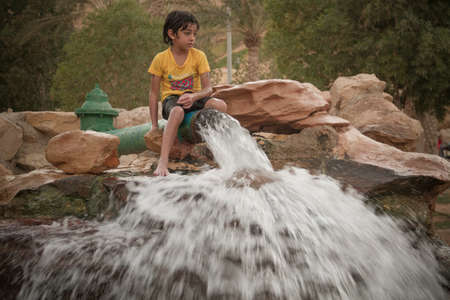 Children playing in Green Mubazzarah Chalets, Al Ain, Abu Dhabi in 28/02/2014のeditorial素材