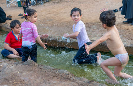 Children playing in Green Mubazzarah Chalets, Al Ain, Abu Dhabi in 28/02/2014のeditorial素材