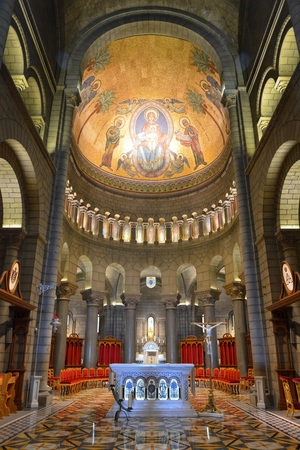 Monaco, Monaco - July 11, 2015. The interior of Cathedrale de Monaco, with view of the main altar between two columns.のeditorial素材