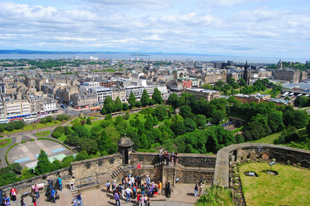 Edinburgh, Great Britain - June 19, 2014. View over Edinburgh from the castle, with buildings, parks and people. The little garden in the bottom right corner is the cemetery for soldiers' dogs.のeditorial素材