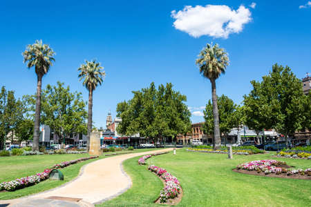 Bendigo, Victoria, Australia - February 28, 2017. View of Conservatory Gardens in Pall Mall area of Bendigo, VIC, with vegetation and commercial properties.のeditorial素材