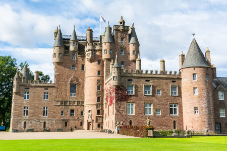 Glamis, Scotland, United Kingdom â September 11, 2017. Glamis Castle in Scotland. The castle claims to be the legendary setting for Shakespeare's Macbeth. A royal residence since 1372, it is the family home of the earls of Strathmore and Kinghorne â tのeditorial素材