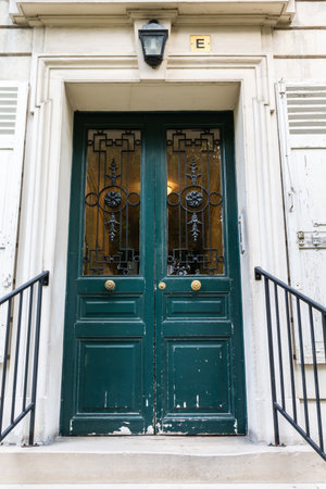Paris, France â September 30, 2017. Door leading to James Joyceâs flat at 71 rue du Cardinal Lemoine in Paris. Irish writer James Joyce (1882-1941) lived in the courtyard flat marked âEâ when he arrived in Paris in 1921. He finished editing Ulysseのeditorial素材