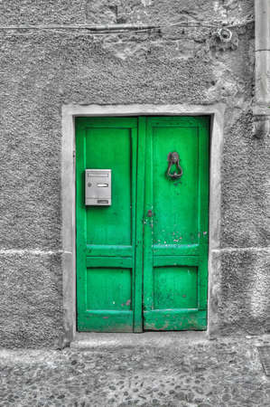 green door in Alghero old town, sardiniaの写真素材