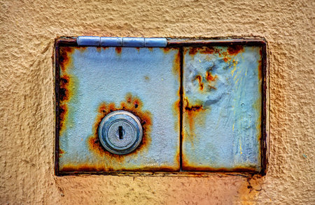 rusty keyhole in hdr toneの写真素材