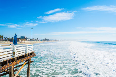 Waves in Pacific Beach, Californiaの写真素材