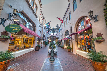 Santa Barbara, CA, USA - October 26, 2016: Shopping center in old town SBのeditorial素材