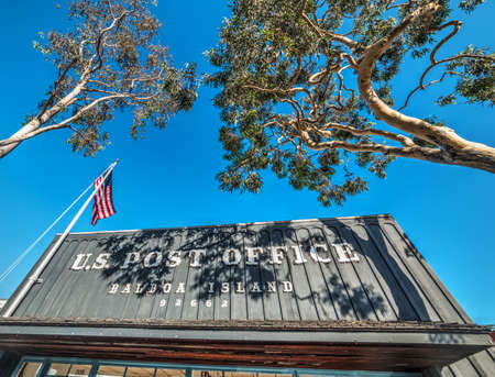 Balboa Island post office on a sunny day, Californiaのeditorial素材