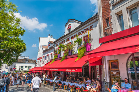 Paris, France - July 07, 2018: People in Montmartre on a sunny dayのeditorial素材