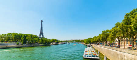 Seine river with world famous Eiffel tower on the background on a clear day. Paris, Franceのeditorial素材