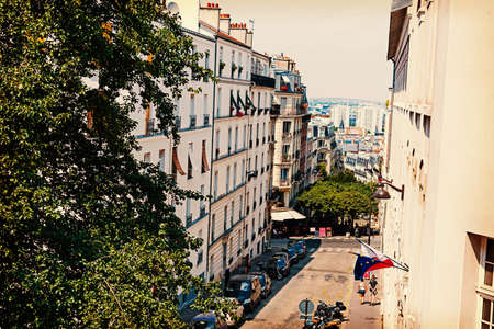 Narrow street in Montmartre neighborhood. Paris, Franceの写真素材