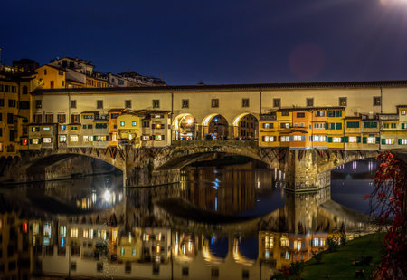 Worldm famous Ponte Vecchio in Florence at night. Tuscany, Italyの写真素材