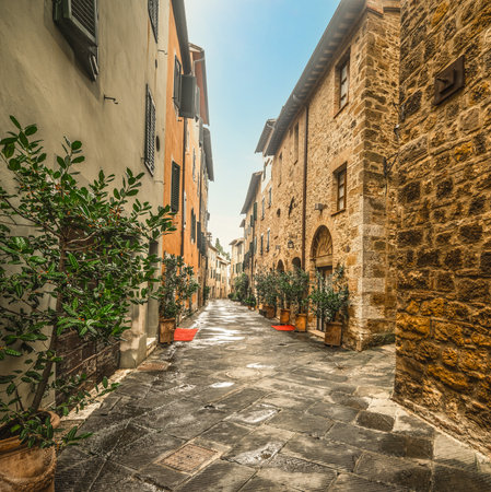 Narrow alley in a small town in Tuscany, Italyの写真素材