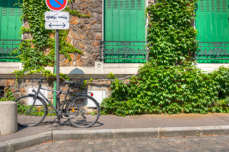 Bicycle in a picturesque corner in Paris, Franceの写真素材