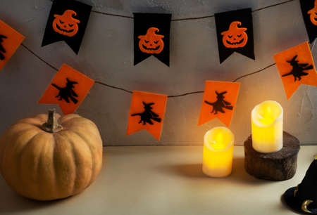 Step-by-step instruction. Making a garland of felt for Halloween. Hang garlands on the wall and steal festive decor.の写真素材
