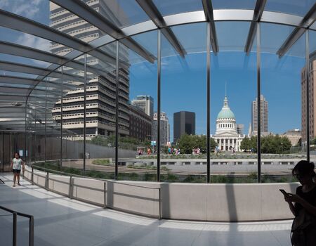 SAINT LOUIS, UNITED STATES - Aug 6, 2018:  Photo looking from inside the gateway arch museum towards the Old Courthouse in downtown St. Louisのeditorial素材