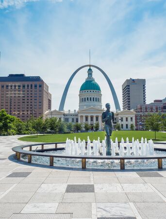 SAINT LOUIS, UNITED STATES - Aug 6, 2018:  View of Old Courthouse from Citygarden Sculpture Park in downton St. louis with Gateway arch in the backgroundのeditorial素材