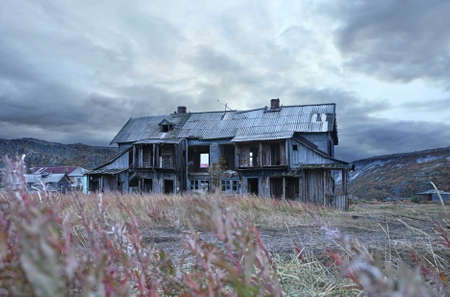 Abandoned wooden house in the village of Teriberka in the harsh northern territory of Russiaの写真素材