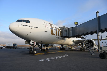 DUBAI AIRPORT, UAE - NOVEMBER 08, 2022: Emirates Airlines plane Boeing 777 takes passengers at Dubai Airport before take-offのeditorial素材